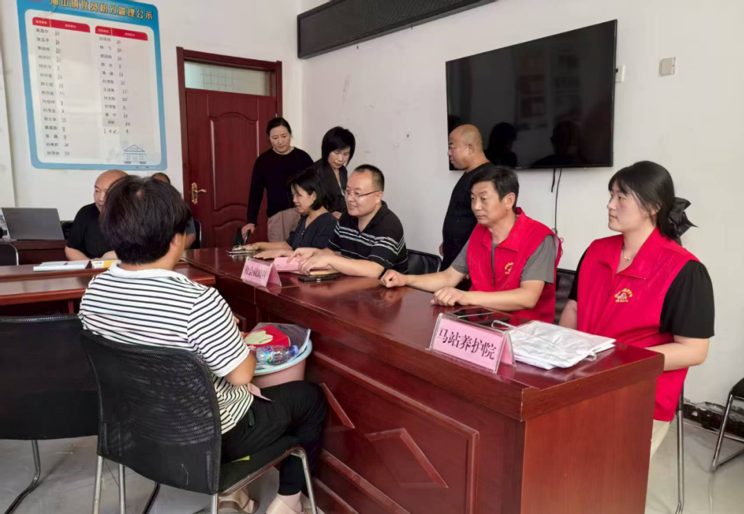 銀發(fā)經(jīng)濟促消費，養(yǎng)老服務(wù)進社區(qū)——縣民政局開展社會經(jīng)濟咨詢活動