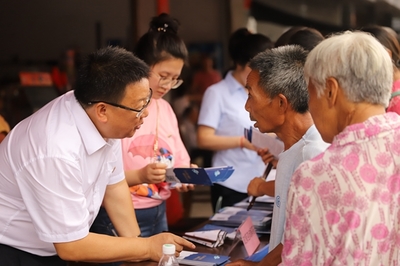 秀山縣社會保險事務(wù)中心開展“三進三送”社保政策宣傳活動，提供社會經(jīng)濟咨詢服務(wù)